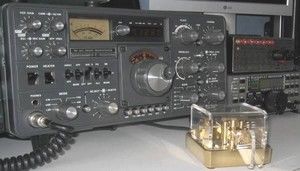 Manipulateur Morse Schurr avec un transceiver YAESU FT-902
